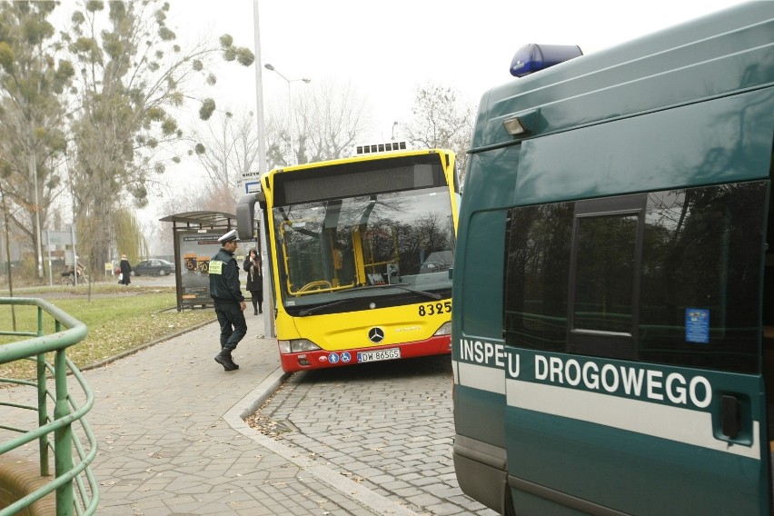 Policjanci podkreślają, że autobusy muszą być sprawne w stu...