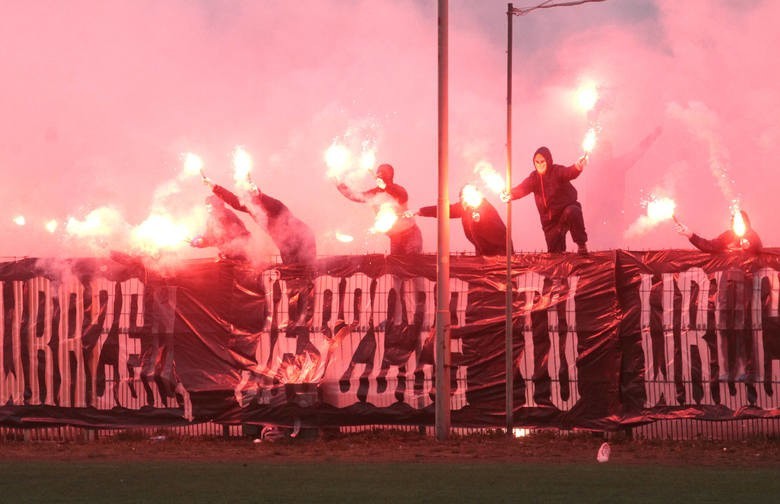 W 63 minucie meczu, fani Radomiaka na pożegnanie starego...