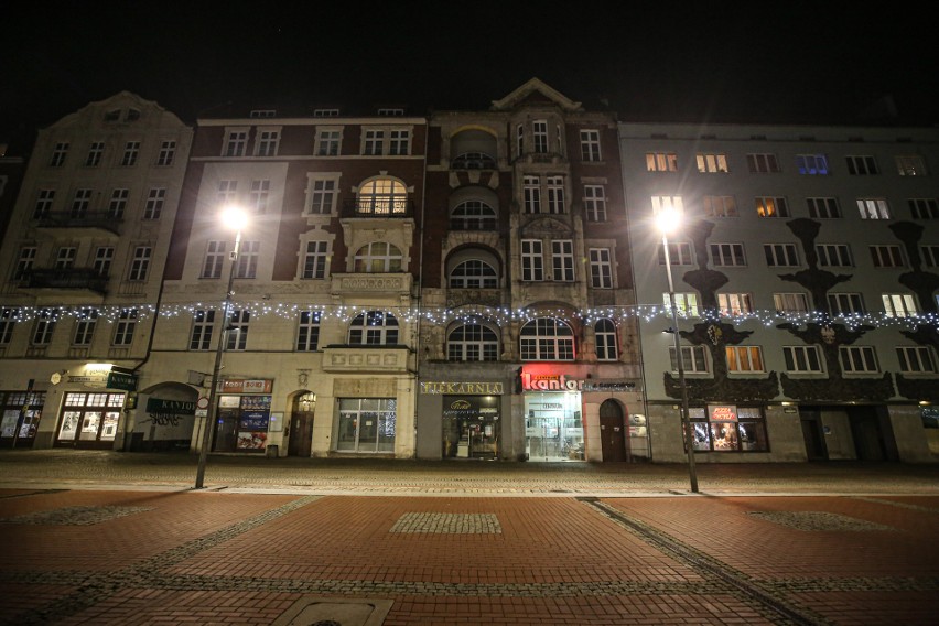 Świąteczne iluminacje na Rynku w Bytomiu już rozbłysły....