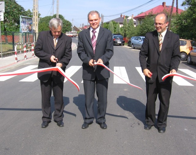 Wstęgę przecinają burmistrz Rudnika nad Sanem Waldemar Grochowski, przedstawiciel wojewody Wiesław Rygiel i starosta Władysław Pracoń.