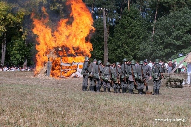 Inscenizacja wydarzeń jakie miały miejsce pod Dąbrową to lekcja historii dla mieszkańców gminy Ciepielów i zaproszonych gości.