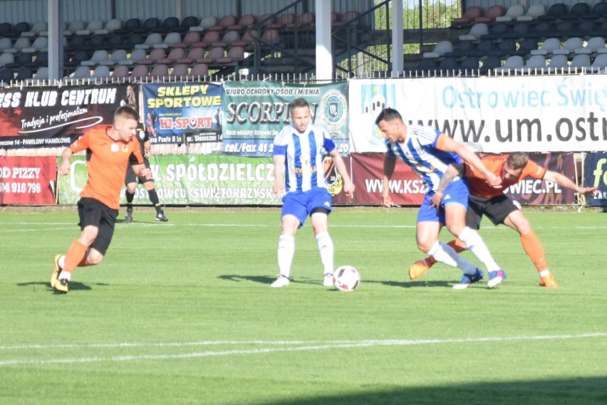 Mecz senny, ale zwycięski dla piłkarzy KSZO 1929 Ostrowiec. Wygrali 2:0 po golach Michała Grunta [ZDJĘCIA]  