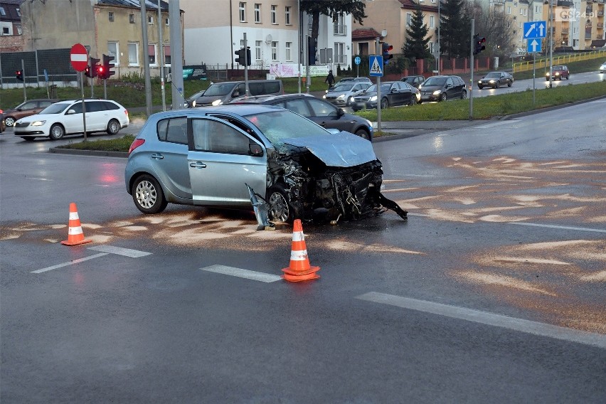 Poranna stłuczka w Szczecinie. Zderzenie autobusu i samochodu osobowego - 18.12.2020