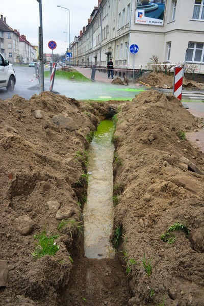 Zielona woda wybiła z rury ciepłowniczej 