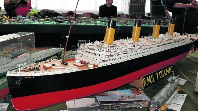 Makieta legendarnego statku Titanic, który po wybudowaniu uznawany był za niezatapialny, ale zatonął po zderzeniu z górą lodową.