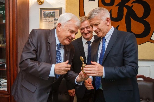 Z lewej Lech Pilecki, prezes PKB, w środku Józef Modzelewski, dyr. oddziału NBP w Białysmtoku, z prawej prof. Marek Belka, prezes NBP