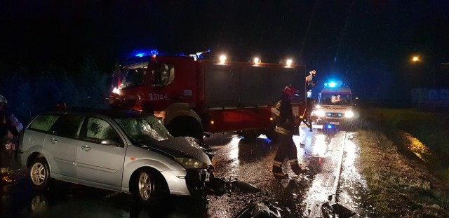 Nocny wypadek w Makowie. Na krajowej "dwunastce" zderzyły się dwa samochody.