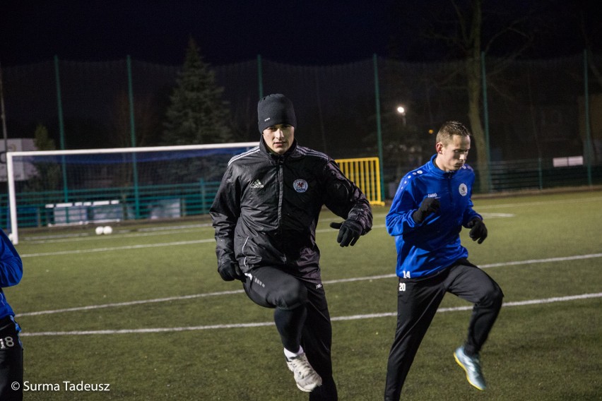 Piłkarze Błękitnych Stargard trenują na stadionie przy ulicy...