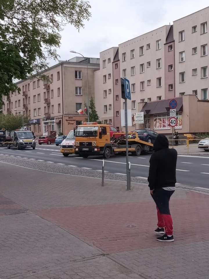 Lawety wywożą auta z ulicy Mickiewicza