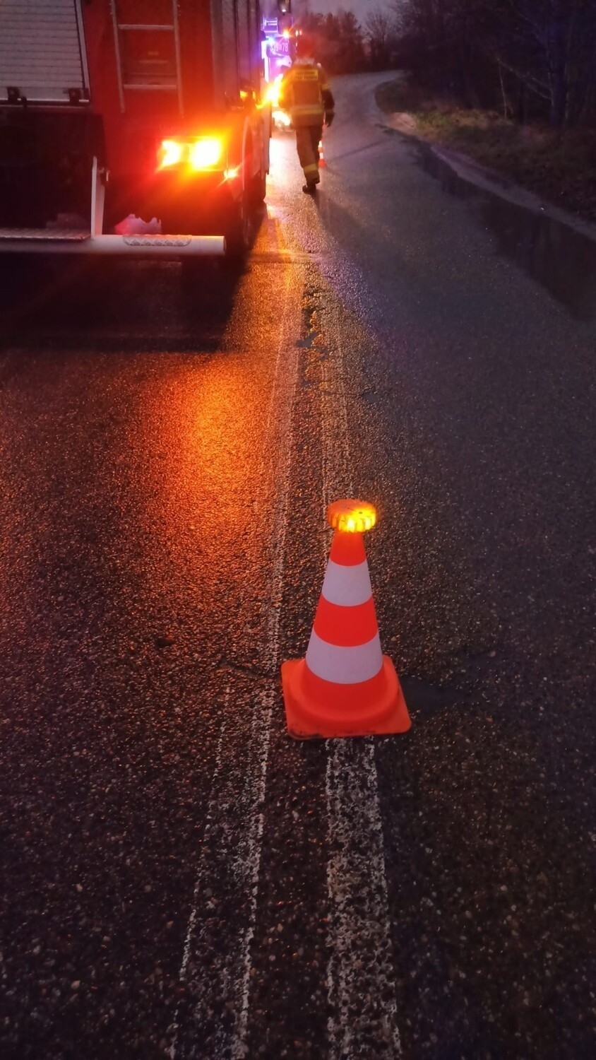 Wypadek w Mierzeszynie. Samochód osobowy staranował ogrodzenie