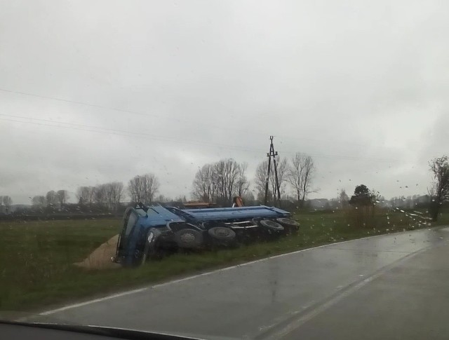 Ciężarówka wypadła z drogi, trasa Mrzezino - Kazimierz