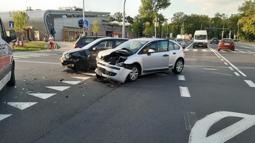 Jak doszło do wypadku? Kierująca volkswagenem jechała ulicą...