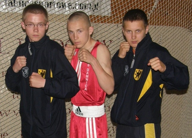 Patryk Runowski (w środku) ze swoimi kolegami z KS Damnica, po lewej Mateusz Malinowski, po prawej Mateusz Michalski.