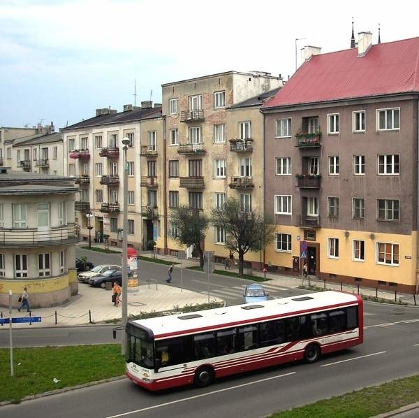 Miasto chce, aby przystanek był w miejscu trójkątnej wysepki przy kościele adwentystów, czyli tutaj, gdzie widać teraz autobus. Stąd do kolejnych przystanków jest około 200 metrów.