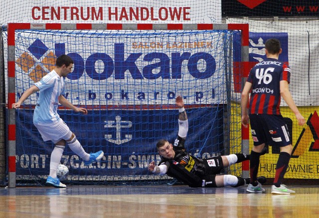 Daniel Szklarz podczas meczu Pogoni 04 Szczecin z ekipą z Wieliczki.