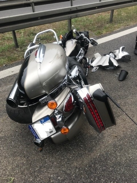 Wypadek na A6 koło węzła Rzęśnica z udziałem motocyklisty