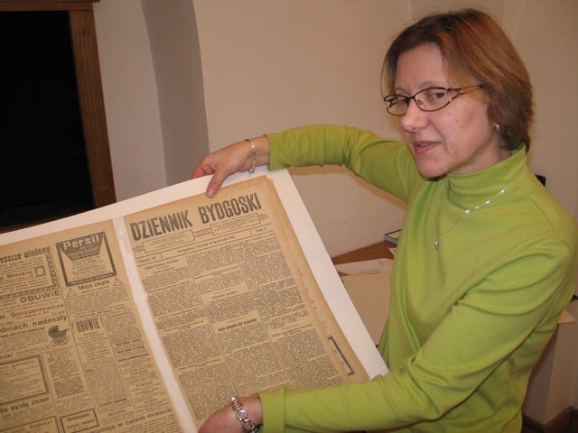 Alina Walukiewicz z Czytelni Regionalnej prezentuje egzemplarz "Dziennika Bydgoskiego" po konserwacji