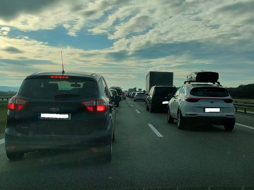 Uwaga kierowcy! Gigantyczny korek na autostradzie A4 w kierunku Tarnowa. Doszło tam do wypadku [ZDJĘCIA]