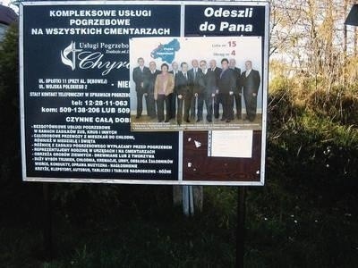 Taki wybór miejsca na plakat wyborczy większość mieszkańców Sułkowa kwitowała śmiechem Fot. archiwum prywatne