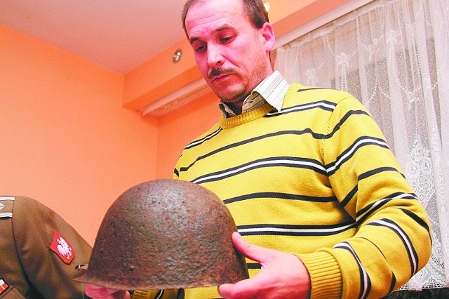 Oglądany przez Dariusza Szymanowskiego hełm znaleziony w grobie kpt. Raginisa został poddany konserwacji.