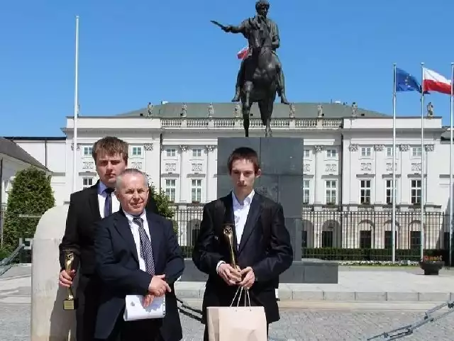 Piotr Lewandowski, Mieczysław Rękas i Marian Chrapko przed Pałacem Prezydenckim w Warszawie.
