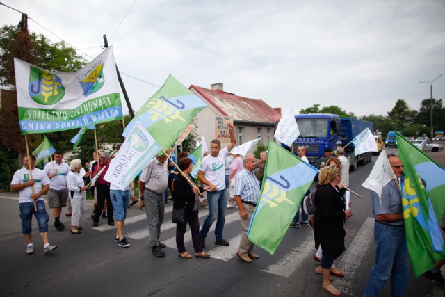 Mieszkańcy gminy Dobrzeń Wielki protestowali w poniedziałek przeciwko podziałowi gminy. Zapowiadają, że demonstrować będą także w Warszawie przed budynkiem ministerstwa.