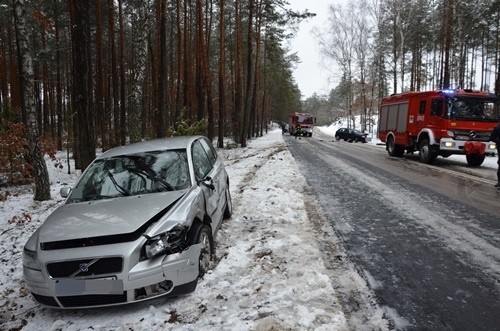 Wypadek w Długosiodle. Pijany kierowca doprowadził do zderzenia, do szpitala zabrano ciężarną kobietę [ZDJĘCIA]