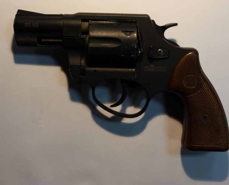  Pistolety, rewolwer i amunicja znalezione u 28-letniego kielczanina 