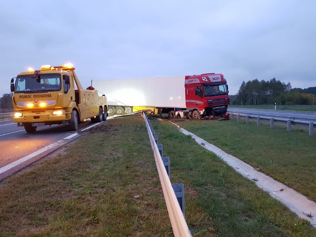Jadący droga ciężarowy DAF z naczepą, kierowany przez mieszkańca powiatu Wysokie Mazowieckie, z nieznanych na razie przyczyn uderzył w barierki ochronne, a następnie samochód zwalił się na drogę i do rowu kompletnie tarasując przejazd.