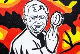 Kaczyński na muralu, za nim płonący kraj, a przed lusterko z błyskawicą. Nowa praca Mariusza Warasa obok budynku Mleczny Piotr w Gdańsku