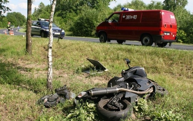 W Jeziórku motocyklista, na zakręcie stracił panowanie nad pojazdem i zjechał z drogi a następnie uderzył w drzewo.