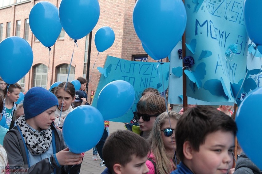 Tysiące niebieskich balonów wypuszczonych przez uczniów SP...