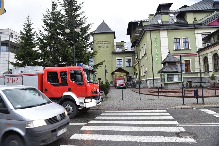 Nowy Sącz. Cztery wozy strażackie na sygnale pod MCK SOKÓŁ