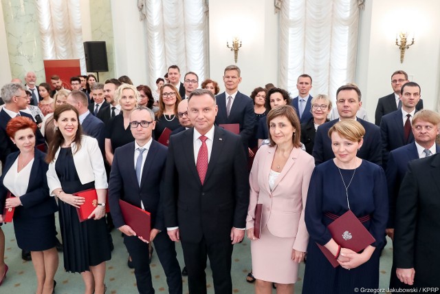 Prezydent Andrzej Duda z nowo powołanymi sędziami. Nominacje otrzymały 64 osoby z całej Polski