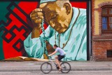 Mural z wizerunkiem Jana Pawła II zniknie z Wrocławia? Urzędnicy wstrzymują się z wydaniem decyzji, choć termin na jej podjęcie minął