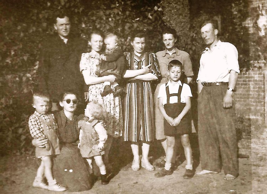 Rodzina Połomów po wojnie. Od prawej: Tadeusz, Halina z...