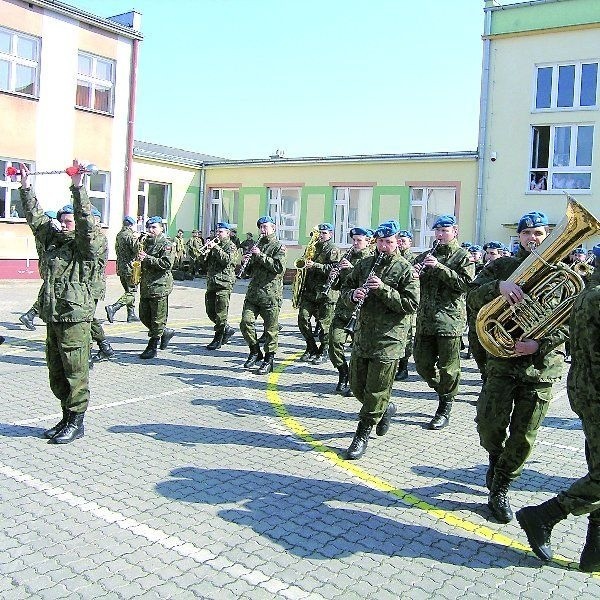 Występ Orkiestry Reprezentacyjnej POW wzbudził ogromny  aplauz zgromadzonych na dziedzińcu szkoły mieszkańców.  Aż szkoda, że tak krótko grali... - mówili. - Mamy nadzieję, że  będą przyjeżdżać do nas z koncertami częściej...