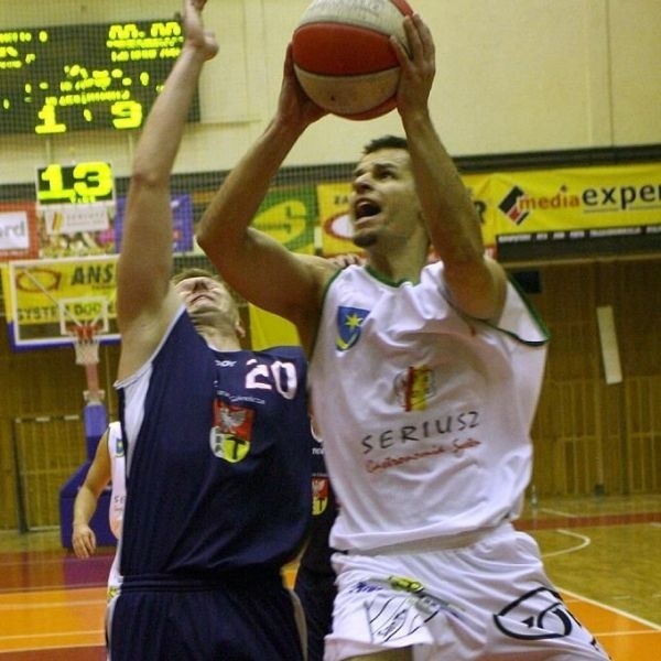 Koszykarze tarnobrzeskiej Siarki (z piłką Michał Baran) mają nadzieję wygrać swój najbliższy wyjazdowy mecz w Kaliszu.