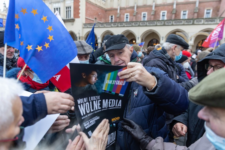 Na krakowskim Rynku demonstrowali przeciwnicy ustawy "lex TVN"