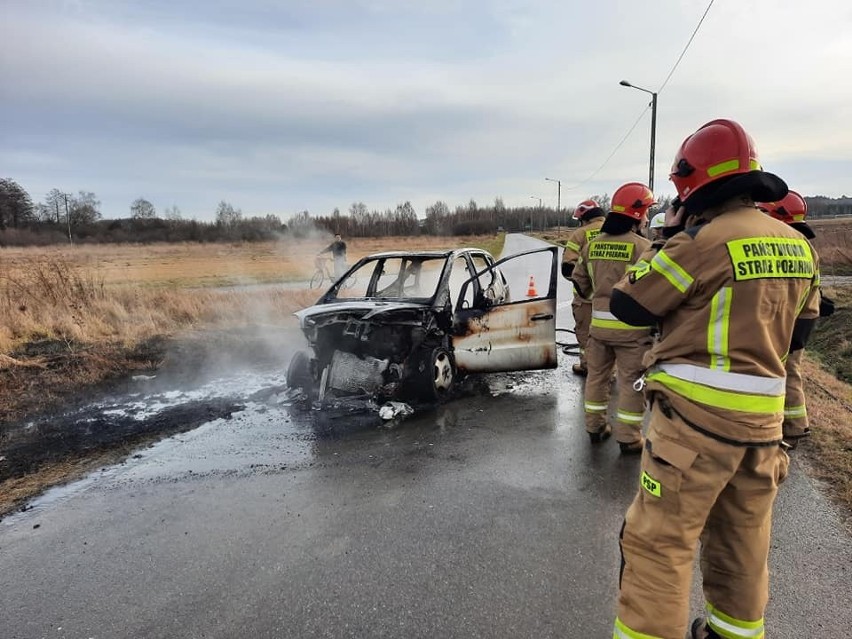 W Natalinie w gminie Zakrzew spalił się samochód. Pasażerowie i kierowca zdążyli w porę uciec