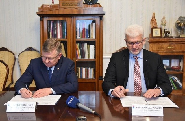 Porozumienie o współpracy podpisali marszałek Witold Kozłowski i Iwona Gibas z zarządu województwa i Borysław Czarakcziew, przewodniczący SKOZK