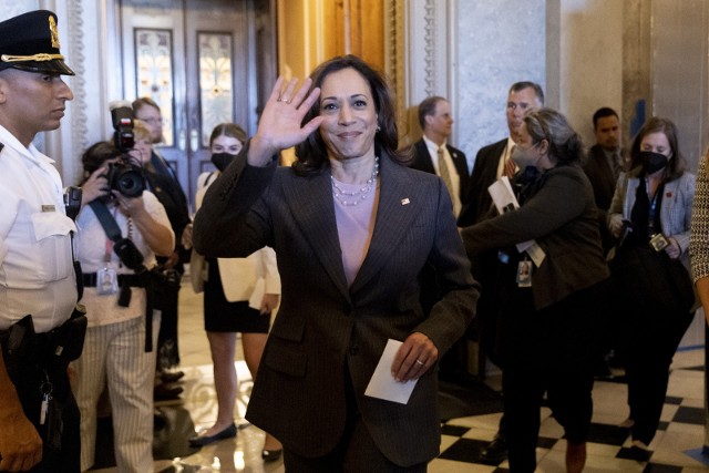 Wiceprezydent Kamala Harris nie kryła zadowolenia wychodząc z sali obrad