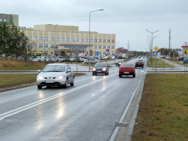 Dzik uderzy w samochód naszego czytelnika na ul. Hubalczyków. Właściciel auta za naprawę zapłacił 1800 zł.