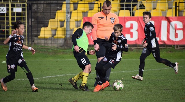 Drużyna Czarnych Połaniec wygrała na swoim stadionie z zespołem DAP Kielce 2:0.
