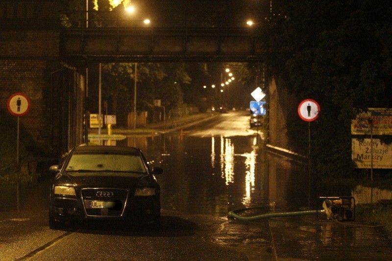 Wrocław po burzy, zalany wiadukt na Grota Roweckiego