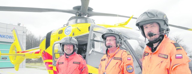 Od lewej: Andrzej Machalica (lekarz), Robert Augustynowicz (pilot), Andrzej Sawicki (pielęgniarz). To jedna z załóg, jakie stacjonują w krakowskim oddziale Lotniczego Pogotowia Ratunkowego