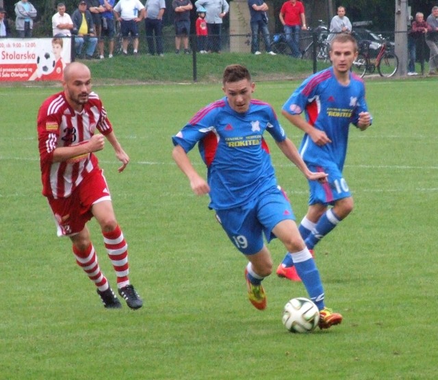 Dawid Dynarek (z lewej) jeden z liderów Soły, w pojedynku z dwoma piłkarzami Wisły.