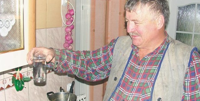 Mieczysław Drozdek ze Starego Żagania jest zadowolony z wody płynącej z gminnego wodociągu. Gorsza była woda z własnej studni. Brązowa i pełna żelaza. Teraz używa jej tylko do podlewania ogródka.