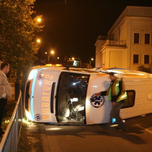 Odrzucony impetem zderzenia ambulans przewrócił się na bok zatrzymując niemal 50 metrów od skrzyżowania.