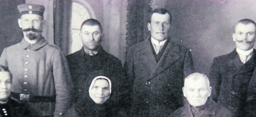 Jędrys Nowok w mundurze niemieckim z rodziną. Zdjęcie z 1916...